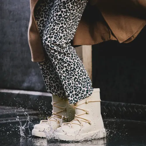 Alternative view of Bota de Agua D.Franklin Ref. DFSH381001